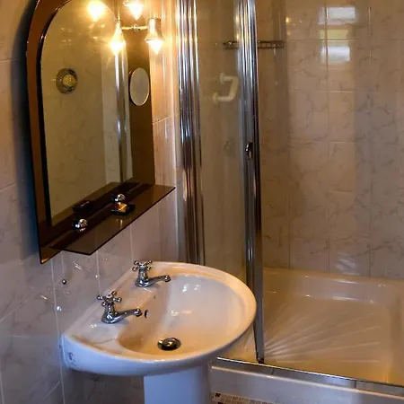לינה וארוחת בוקר Philmar House 3*