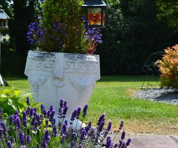 לינה וארוחת בוקר Philmar House 3*